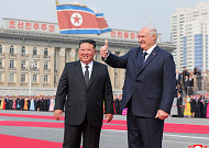 벨라루스 대통령 첫 방북…김정은 '활짝'