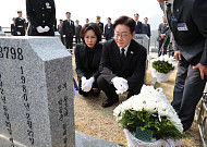 故채상병 묘역 찾은 이 대통령…“많은 게 제자리 찾아 다행”