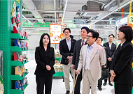 CJ 이재현·이선호 父子, 올영 명동 타운 방문...장바구니에 ‘K뷰티 글로벌 전략’ 담았다