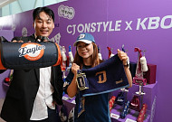 KBO 리그 개막에 10만명 ‘직관’ 열풍…유통가, 한정판 굿즈·특화 메뉴 사활