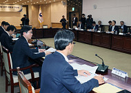 이억원 금융위원장 ‘중동상황 관련 금융권 간담회’ [포토]