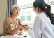 “부모 돌봄, 퇴사만 답 아니야” 일과 돌봄 양립 방법은?