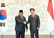 '방산 파트너' 李-프라보워, '국궁 세트' 선물에 '발리 단검' 화답