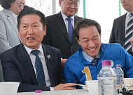 정청래 "우상호니까 좋다"…철원서 강원 미래 설계도 꺼냈다