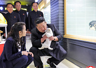 김정은·주애, 강아지·고양이 안고 시찰…이례적인 '친근' 행보