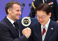 손 맞잡은 李-마크롱 "한ㆍ프랑스, 오랜 친구이자 동료⋯우정으로 돈독한 관계"