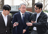 '금품 수수 의혹' 강호동 농협회장, 경찰 출석…"성실히 조사받겠다"