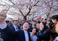 李대통령, 윤중로 깜짝 방문…시민들과 벚꽃길 소통