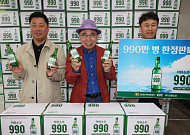 '착한소주990' 홍보하는 조웅래 선양소주 회장 [포토]