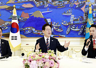 청와대 오찬서 여야 충돌…장동혁 “현금성 추경”vs정청래 “골든타임 중요”