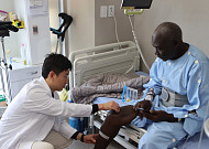 "세 번 수술해도 못 걸었다"…세네갈 68세, 한국서 무릎 되찾다