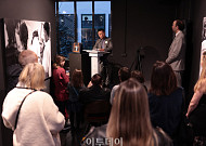 양종훈 사진가, '교황님의 미소' 헌정 사진전 개최 [포토]