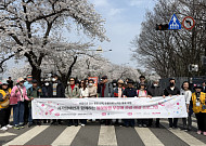 "손끝과 귀로 봄 만끽"… 서울관광재단, 시각장애인 벚꽃 동행 프로그램