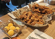 “겉바속촉에 마늘 한 방”...bhc ‘쏘이갈릭킹’, 간장치킨의 신세계[맛보니]