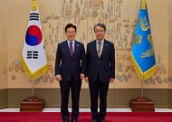 李대통령, 김성식 국민경제자문회의 부의장에 위촉장 수여