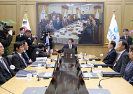 '만장일치 동결' 4월 금통위 의사록 보니⋯"중동발 인플레 우려 커"