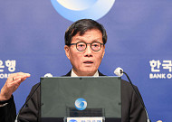 통화정책방향 기자간담회 가진 이창용 총재 [포토]