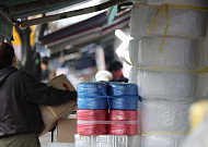 중동전쟁 여파, 비닐·필름 포장재 대란 우려 확산 [포토]