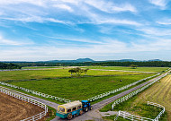 한라산 보며 초원 한 바퀴…제주목장 트랙터 마차 다시 달린다