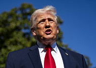 미‧이란 협상 결렬에 침묵하는 트럼프...SNS엔 ‘이란 해상봉쇄’ 기사 공유