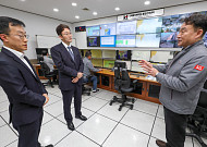박윤영 KT 대표, 글로벌 연결 통신 인프라 ‘부산 국제통신센터’ 현장 점검