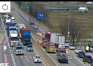 중부내륙고속도로 선산 인근 화물차 사고…양평방향 정체