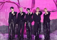 "재계약 할 거지?"→"해야지"⋯투모로우바이투게더, 마의 7년 넘고 '더 멀리' [종합]