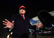 트럼프, 이란 숨통 죈다…기름길 막고 공습 검토