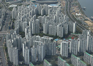 대출 더 조이는데 왜 오르나⋯서울 외곽 집값 떠받친 '전월세난'