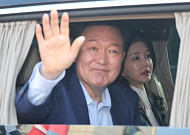 尹 부부, 9개월 만에 첫 법정 대면…김건희 증언 거부 속 30분만에 종료