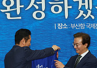 정청래, 부산서 전재수에 파란 점퍼 입히며 "부산 중흥 이끌 진짜 사나이”