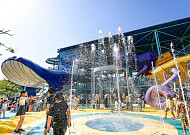 “벌써 물놀이” 워터파크업계, ‘조기 개장’ 효과 쏠쏠...차별화 경쟁 치열[주말&]