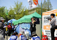 "부모의 고통, 국가가 외면해선 안 돼"…유은혜, 오체투지 농성장서 발달장애 부모 손잡다