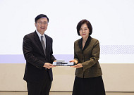 서울대미술관 20주년 기념식…홍라희 리움미술관 명예관장에 감사패