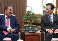 이 대통령과 막걸리 오찬⋯홍준표 전 대구시장 “MB 예우복원 요청”