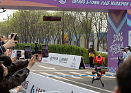 중국 로봇, 하프마라톤 인간 신기록 추월