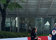 AI 웨어러블 ‘하이퍼쉘’ 착용하니 123층 가뿐’…’스카이런‘ 32분 완주[해보니]