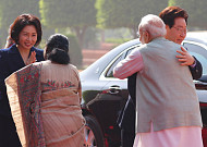 모디, 李대통령 직접 맞아 포옹…8년 만 국빈 방문 ‘극진 환대’