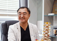 [기고]10분 걷기 힘들어 쉬어야 한다면…척추관협착증, 수술시점 따로 있다