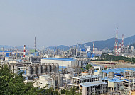 석화 불황, 신용도까지 흔든다…롯데케미칼·금호석화 전망 동반 하향