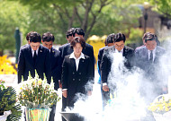 봉화마을 찾은 정원오·추미애·박찬대…노무현 전 대통령 묘역 참배