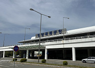 한낮에도 컴컴…국제선 셔터 내린 '양양국제공항' [르포] [국민 위한 하늘길 다시 짜자③]