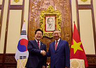 베트남서 판 키우는 한국 기업들…원전·철도·배터리소재까지