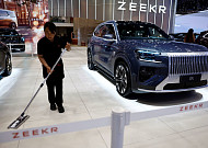 지리차 ‘지커’, 베이징 모터쇼서 존재감…AI·하이브리드·럭셔리 3축 전략 [베이징 모터쇼]