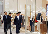 신동빈 롯데 회장, 베트남서 올해 첫 해외 현장경영…“신사업 개척 힘써달라”