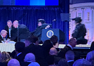 트럼프, 취임 후 첫 백악관 기자단 만찬서 총격...범인 체포 [종합]