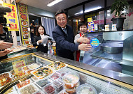 고유가 지원금 지급상황 점검하는 윤호중 장관 [포토]