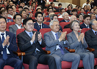 文 “김정은, 판문점 초심으로…대화 나서야”