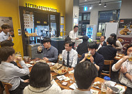 "대통령적 사고를 하라"…기후장관, MZ직원들과 '치맥 소통'