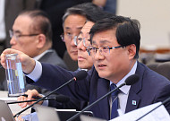 나프타로 만든 새 플라스틱 폐기물 2030년까지 30% 감축한다